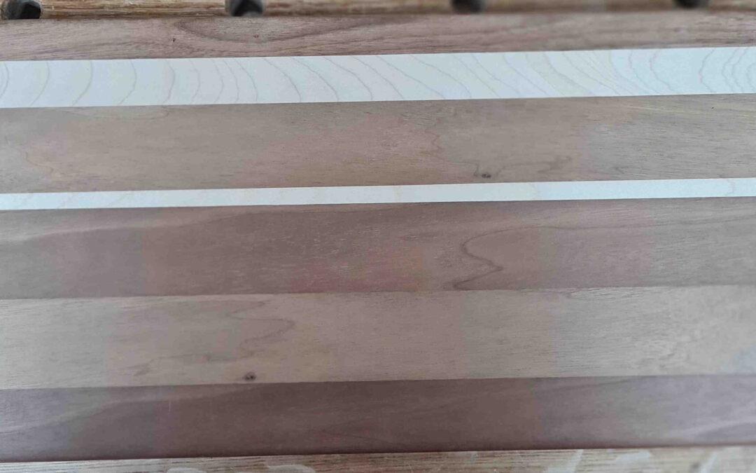 Schneidebrett aus dunklem Holz: Nussbaum und Akazie