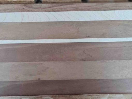 Schneidebrett aus dunklem Holz: Nussbaum und Akazie