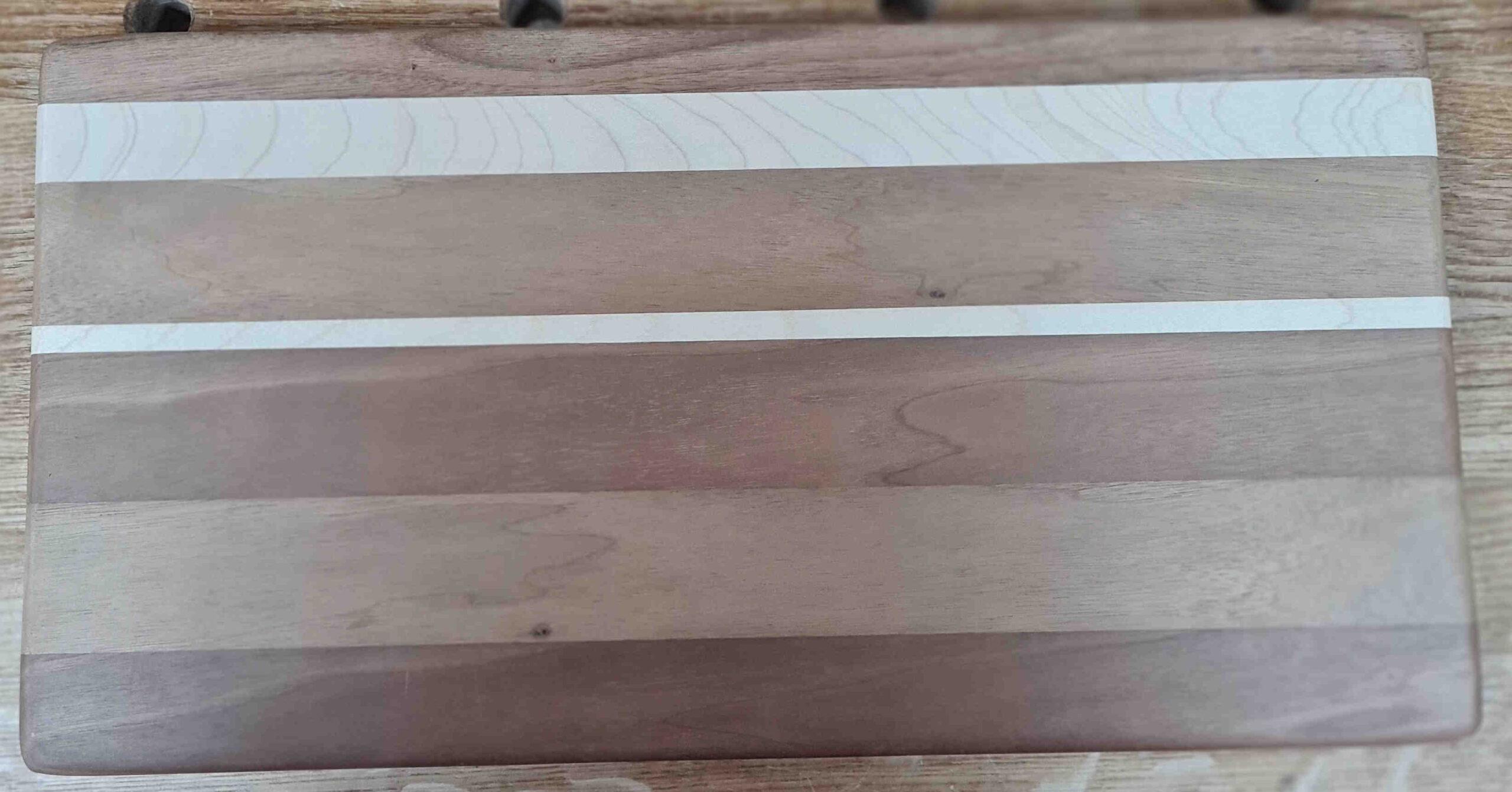 Schneidbrett-aus-dunklem-Holz Schneidebrett aus dunklem Holz