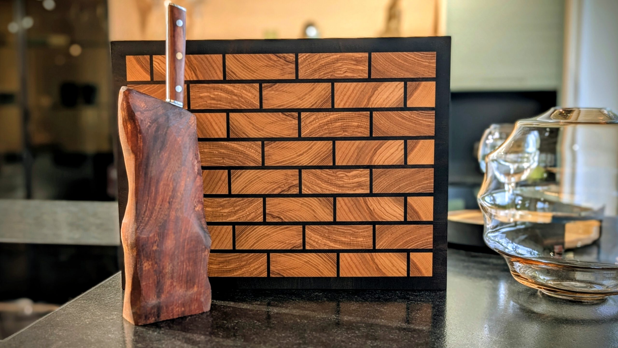Handgefertigtes Stirnholz-Schneidbrett aus edlem Holz – ein echtes Erbstück, das Generationen verbindet.