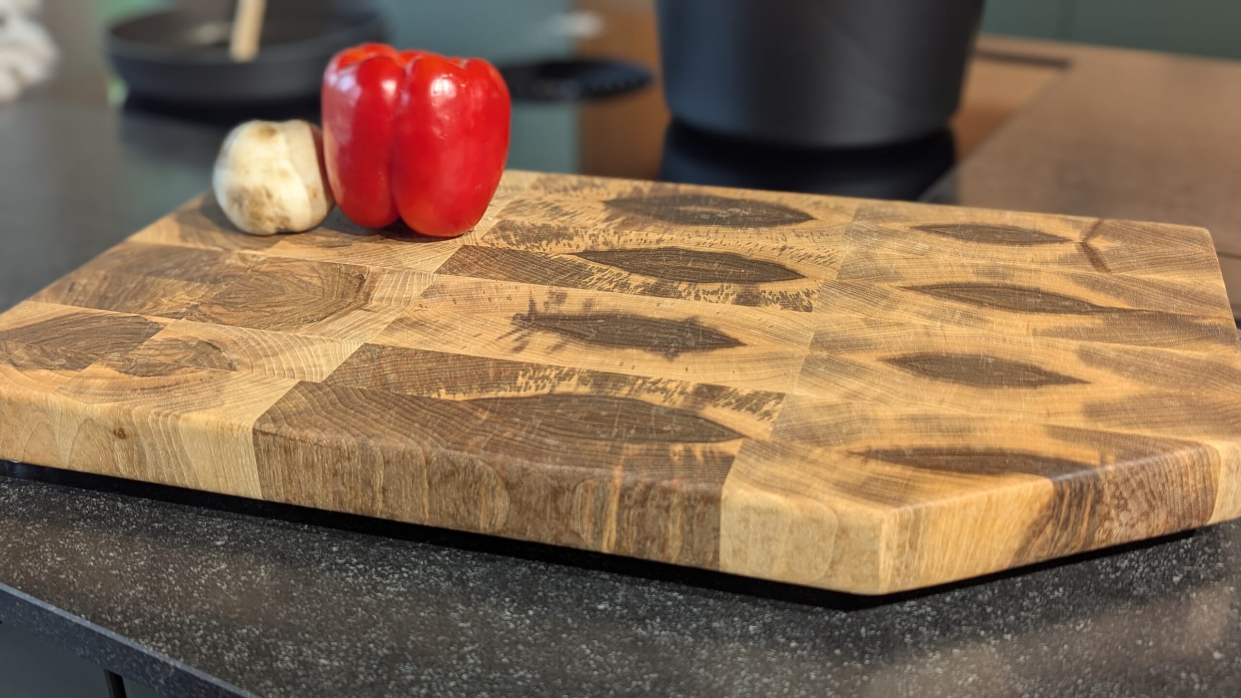 Bayerwald-Handamde-Stirnholz-Schneidebrett-Nuss