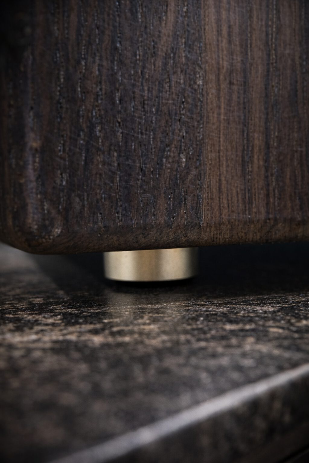 Schwarzes Schneidebrett Stirnholz Räuchereiche Messingfüßchen